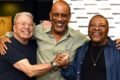 Foto colorida de Edney Silvestre (à esquerda), Paulo Lins (ao centro) e Martinho da Vila (à direita) - Metrópoles