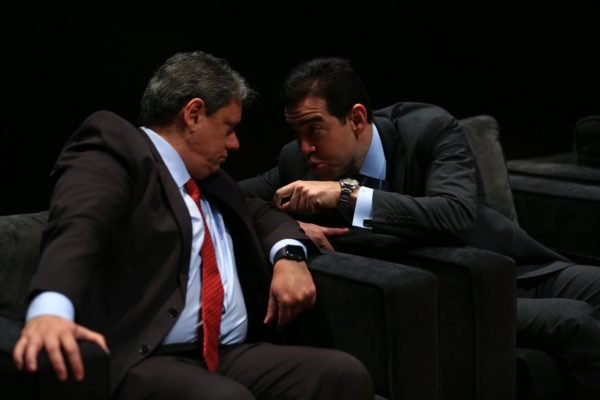 O governador eleito de São Paulo, Tarcísio de Freitas, conversa com o presidente do TCU, ministro Bruno Dantas, durante evento em Brasília