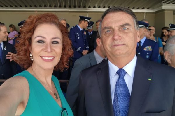 A deputada Carla Zambelli tira selfie com o presidente Jair Bolsonaro em evento militar - Metrópoles