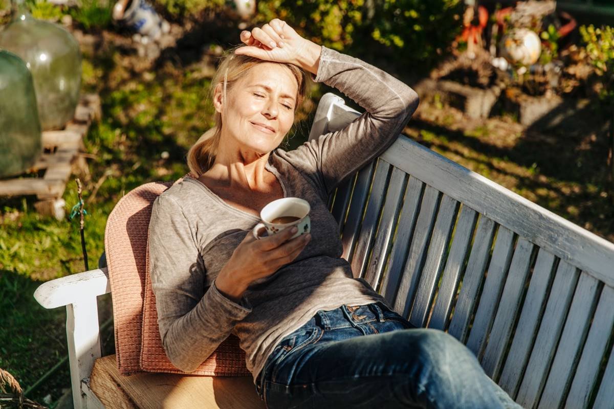 Foto colorida de mulher tomando sol-Metrópoles