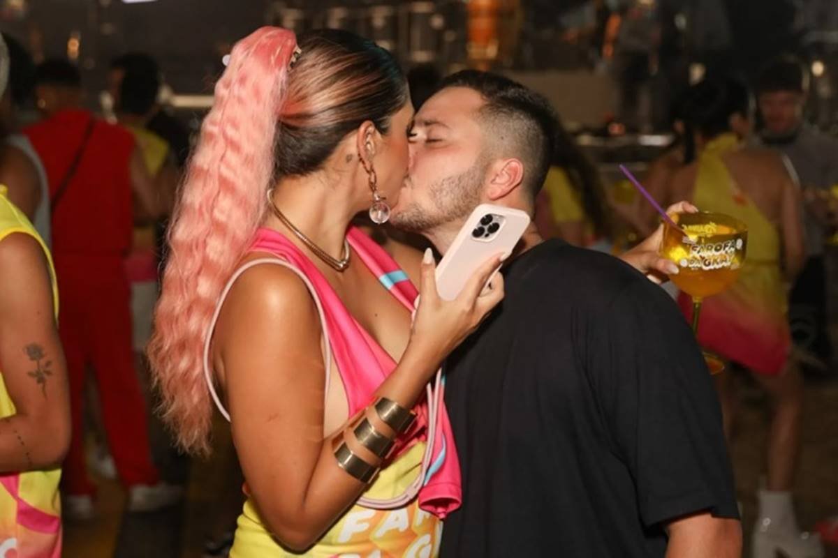 Casal se beija em festa - Metrópoles