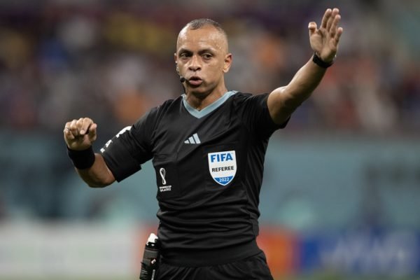 Árbitro Wilton Sampaio durante a partida das oitavas de final da Copa do Mundo da FIFA entre Holanda e EUA no Khalifa International Stadium em Doha, Catar - Metrópoles