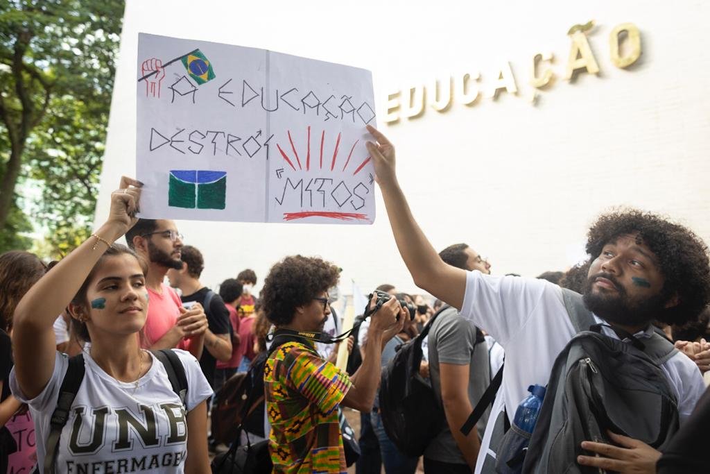 Estudantes da Uneb protestam para que Justiça e Governo resolvam