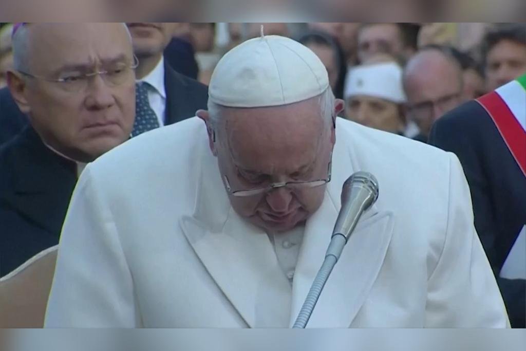 Papa Francisco chora