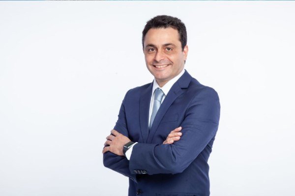 doutor frederico. Homem branco de cabelos pretos