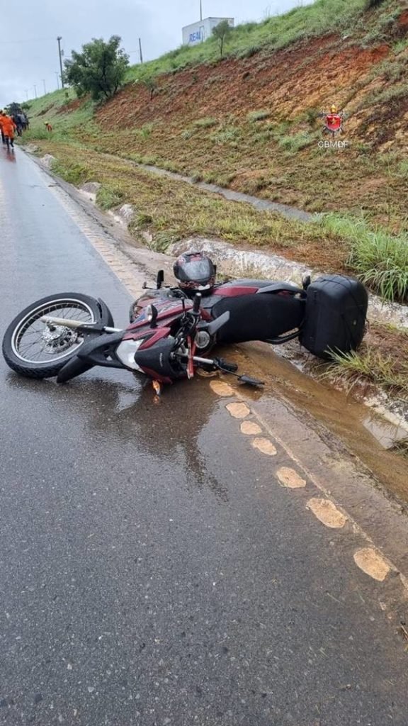 Motociclista fica ferido gravemente ao chocar-se contra caminhão na Castelo  Branco - Barueri na Rede