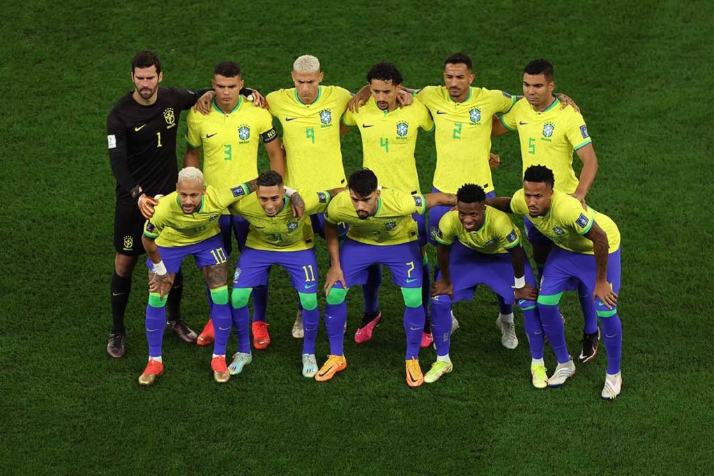 Jogadores do Brasil se alinham para fotos da equipe antes da partida das quartas de final da Copa do Mundo da FIFA entre Croácia e Brasil no Education City Stadium em Al Rayyan, Catar - Metrópoles