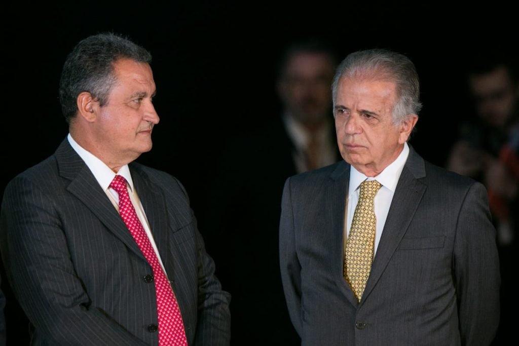 Imagem colorida mostra Rui Costa (E), chefe da Casa Civil de Lula, e José Múcio, da Defesa - Metrópoles