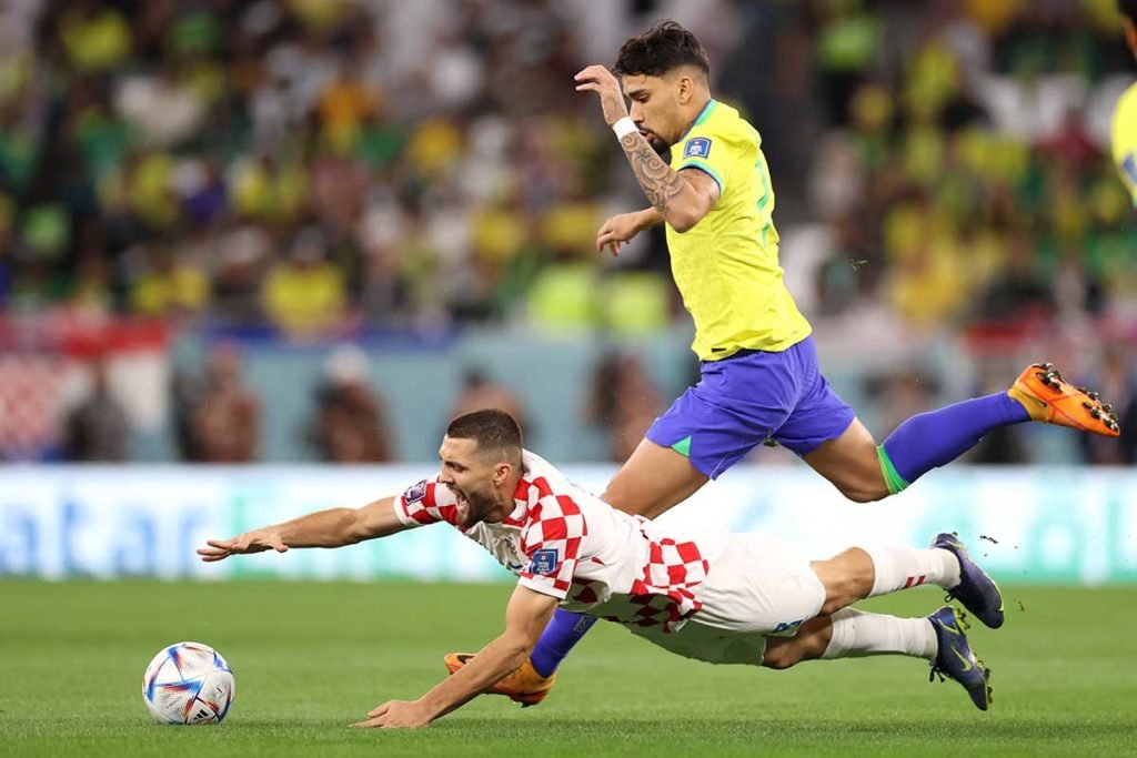 Kovacic da Croácia é desafiado por Lucas Paquetá do Brasil durante a partida das quartas de final da Copa do Mundo da FIFA entre Croácia e Brasil no Education City Stadium em Al Rayyan, Catar - Metrópoles