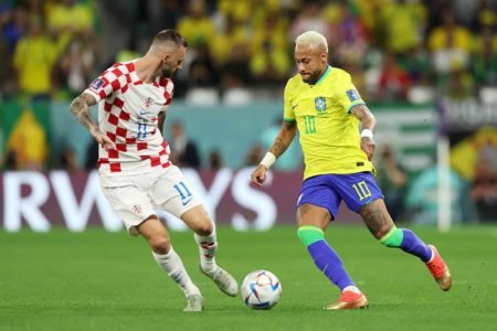 Neymar do Brasil controla a bola contra o croata Marcelo Brozovic durante a partida das quartas de final da Copa do Mundo da FIFA entre Croácia e Brasil no Estádio Education City em Al Rayyan, Catar - Metrópoles