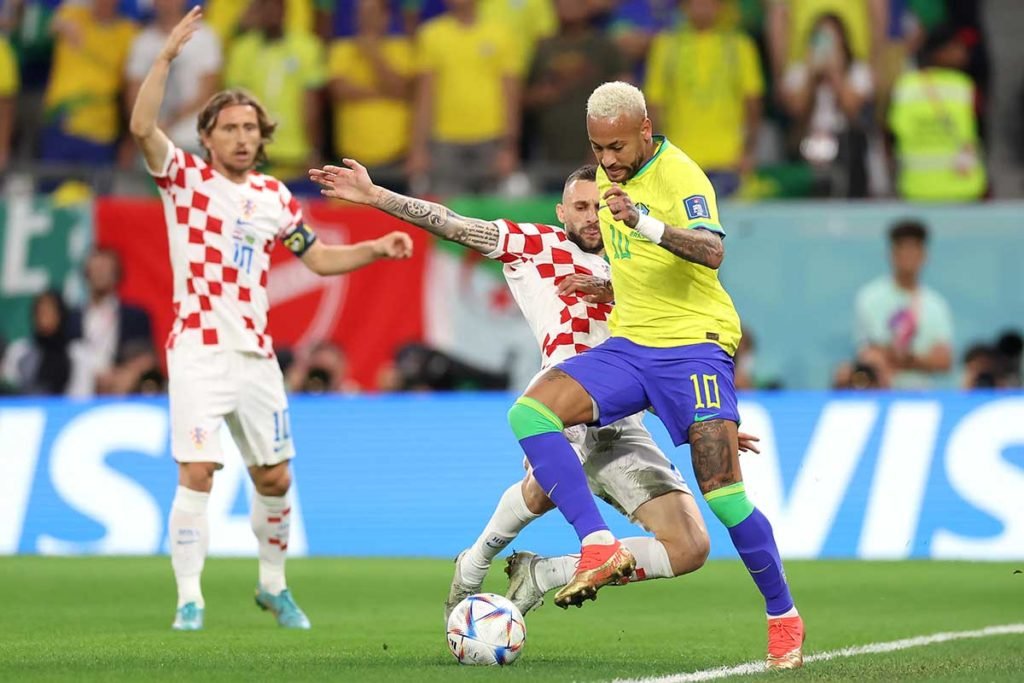 Brozovic da Croácia disputa a posse de bola com Neymar do Brasil durante a partida das quartas de final da Copa do Mundo da FIFA entre Croácia e Brasil no Education City Stadium em Al Rayyan, Catar - Metrópoles