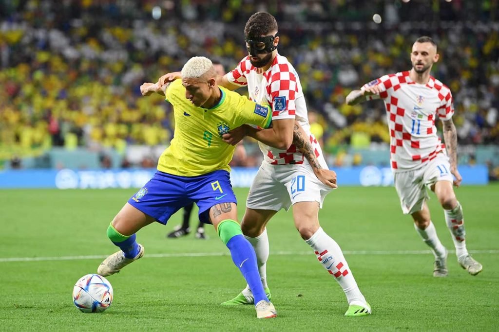 Richarlison do Brasil controla a bola contra Josko Gvardiol da Croácia durante a partida das quartas de final da Copa do Mundo da FIFA entre Croácia e Brasil no Education City Stadium em Al Rayyan, Catar - Metrópoles