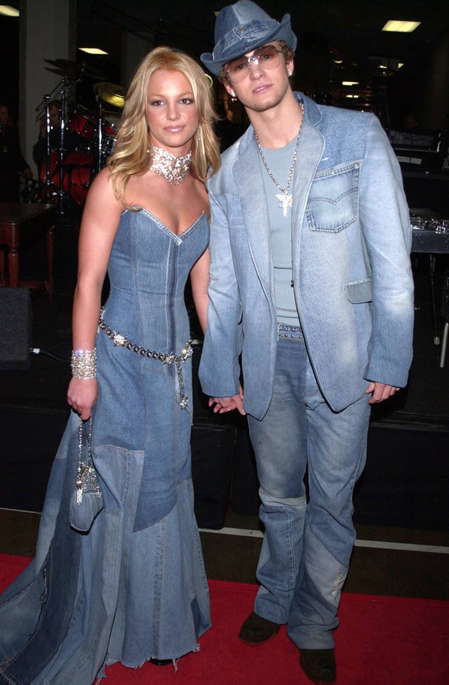 Os cantores Britney Spears e Justin Timberlake na premiação American Music Awards em 2001. Os dois são brancos, jovens e loiros e usam roupas no tecido jeans: ela um vestido e ele uma camiseta, uma calça jeans e uma jaqueta. - Metrópoles