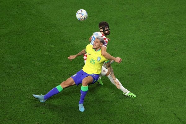 Pedro disputa a posse de bola com Josko Gvardiol, da Croácia, durante jogo das quartas de final da Copa do Mundo da FIFA entre Croácia e Brasil no Education City Stadium em Al Rayyan, Catar - Metrópoles