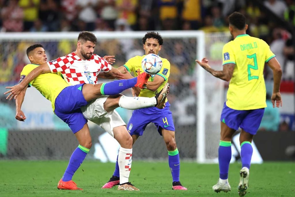 Bruno Petkovic, da Croácia, disputa a posse de bola com Thiago Silva (esquerda) e Marquinhos, do Brasil, durante a partida das quartas de final da Copa do Mundo da FIFA entre Croácia e Brasil no Estádio Education City em Al Rayyan, Catar - Metrópoles