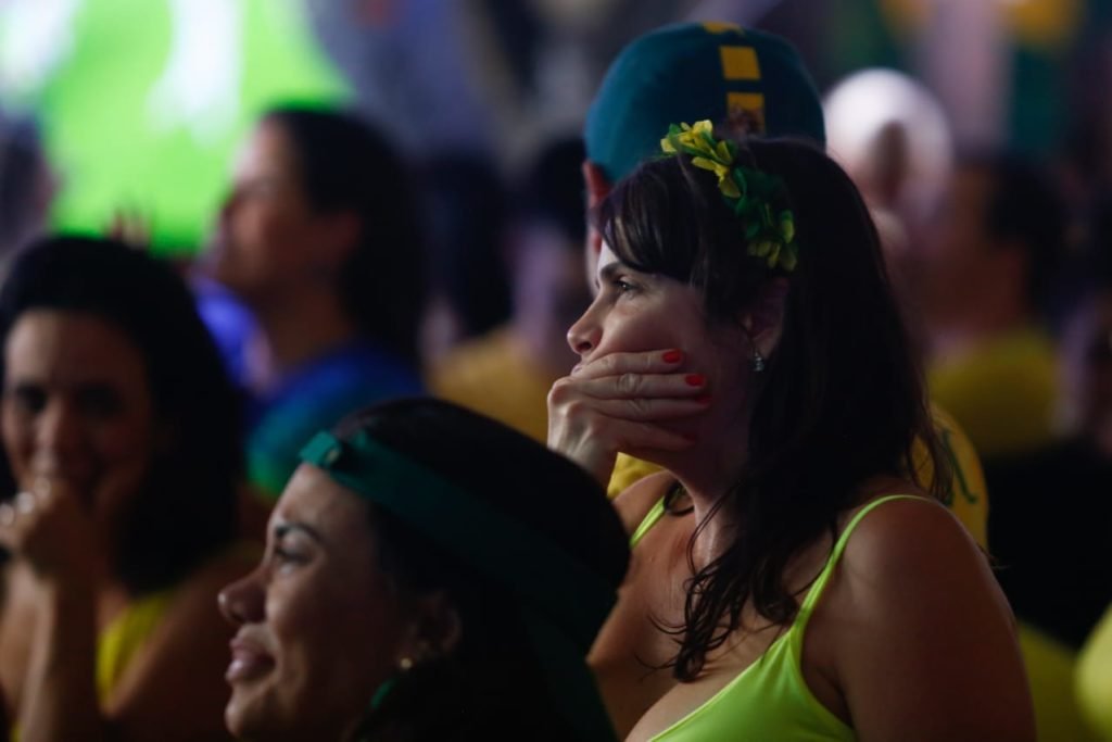 Imagem colorida de torcedores