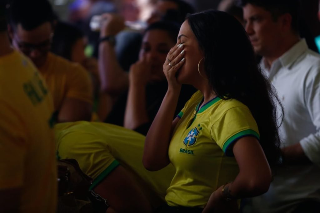 Imagem colorida de torcedores