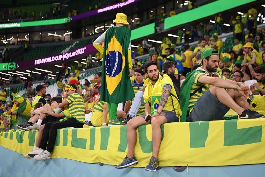 Torcedores brasileiros chorando após derrota do Brasil - Metrópoles