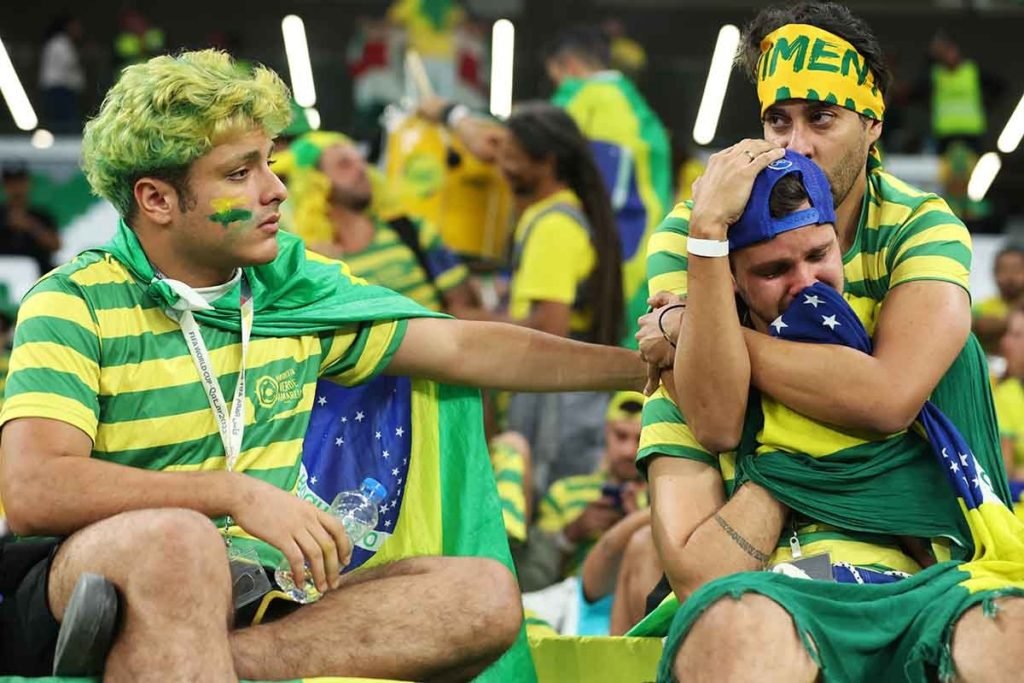 Torcedores brasileiros chorando após derrota do Brasil - Metrópoles