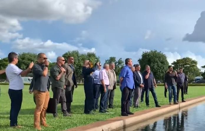 President Bolsonaro demonstrates after defeat at the polls for his supporters on the edge of a pond at the Alvorada Palace - Metrópoles