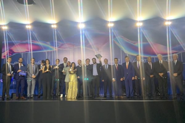 Na imagem, a repórter Mirelle Pinheiro e o fotógrafo Igo Estrela recebem o Prêmio CNT de Jornalismo 2022 - Metrópoles