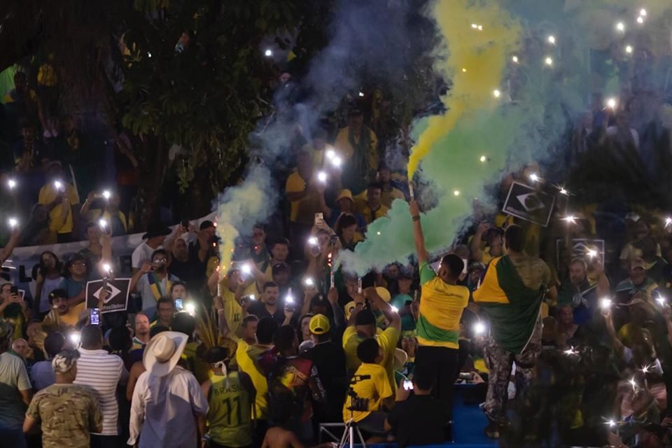 Imagem mostra manifestantes reunidos em frente ao Supremo Tribunal Militar.  Eles usam roupas com bandeiras do Brasil - Metrópoles