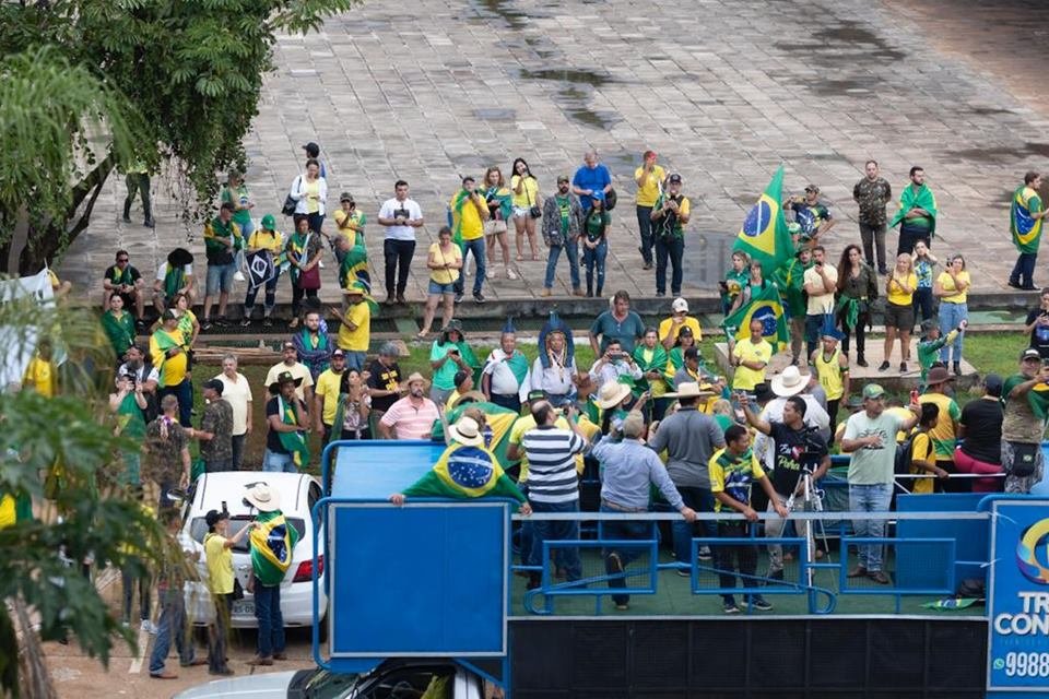 Imagem mostra manifestantes reunidos em frente ao Supremo Tribunal Militar.  Eles usam roupas com bandeiras do Brasil - Metrópoles