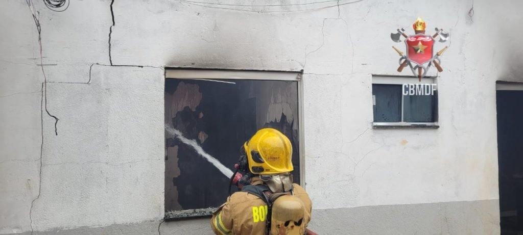 Incêndio atinge casa, mas chamas são controladas; não houve vítimas