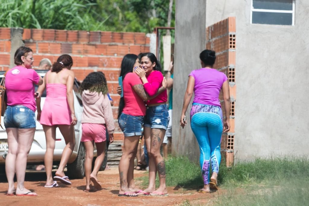 Familiares e amigos de Kelvin, menino morto eletrocutado