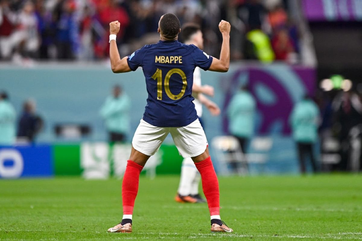 Mbappé comemora gol da França