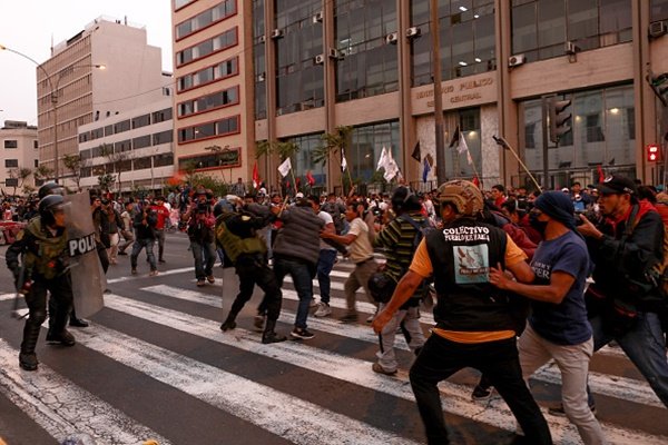 manifestantes protestando na rua - metropoles