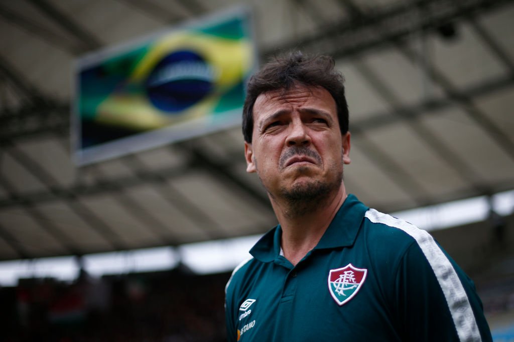 Fernando Diniz durante hino do Brasil no estádio - Metrópoles