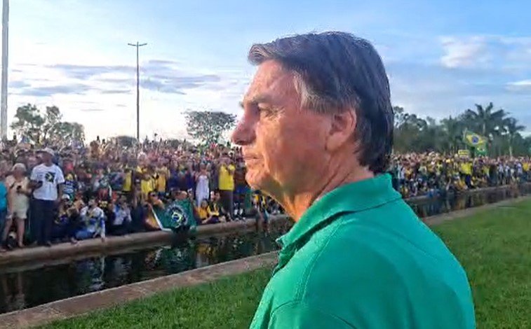 presidente bolsonaro com apoiadores no Alvorada - metropoles
