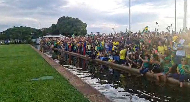 Bolsonaro cumprimenta populares no Palácio da Alvorada