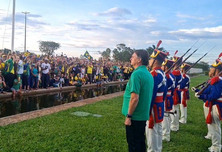 Bolsonaro cumprimenta populares no Palácio da Alvorada