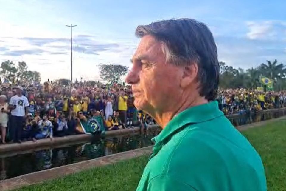 Bolsonaro cumprimenta populares no Palácio da Alvorada