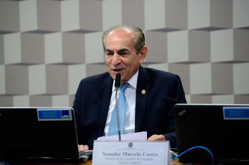 Imagem colorida mostra senador Marcelo Castro - Metrópoles