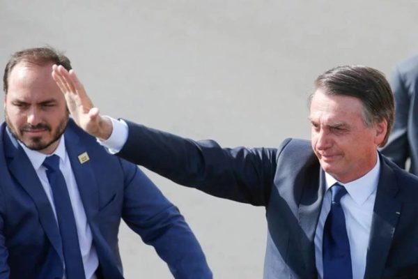 Carlos e Jair Bolsonaro - Metrópoles