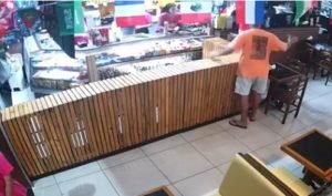 Vídeo: no RJ, cliente agride garçom por diferença de R$ 2 na conta