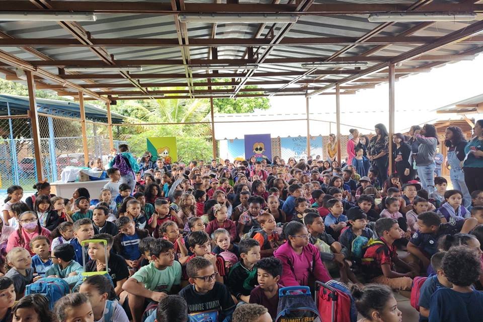 Escola de Samambaia ganha visita do Papai Noel em ação social de Natal