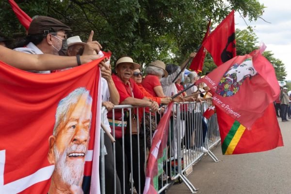 Imagem colorida de apoiadores de Lula em frente ao Tribunal Superior Eleitoral (TSE)