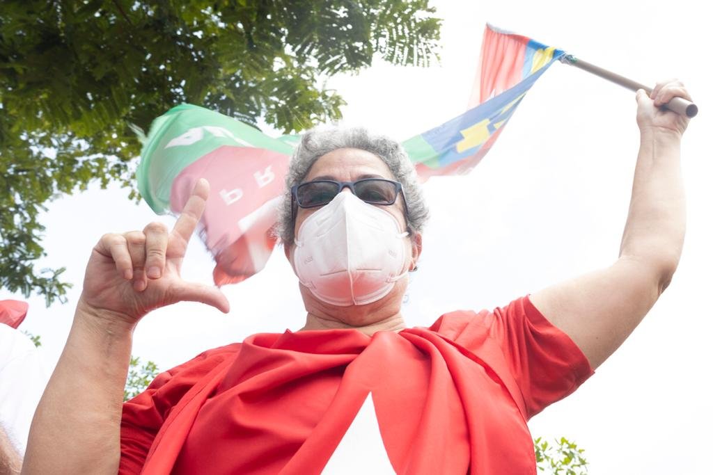 Imagem colorida de apoiadores de Lula em frente ao Tribunal Superior Eleitoral (TSE)