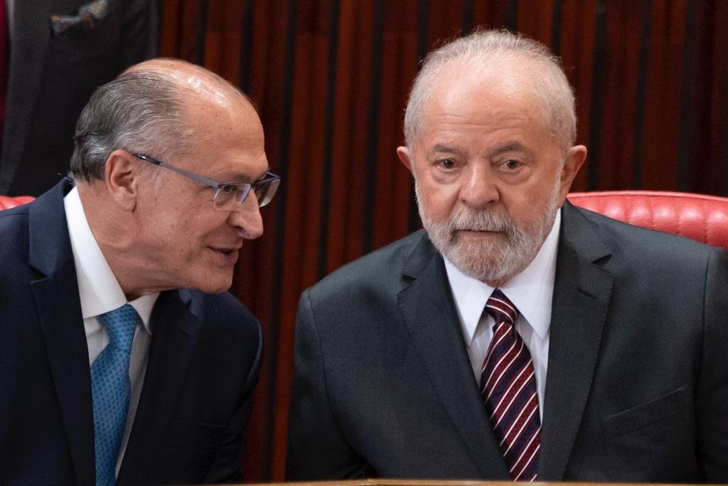 Alckmin e Lula, respectivamente vice e presidente eleitos, conversam durante cerimônia de diplomação de sua chapa no TSE - Metrópoles