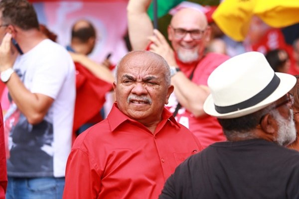 Fotografia colorida de homem com camisa vermelha