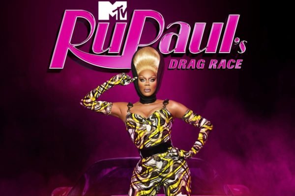 drag queen loira de macacão colado estampado - metrópoles