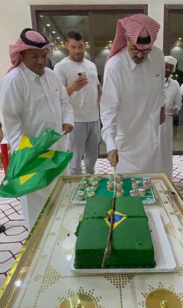 Hora de partir o bolo: com a espada do anfitrião