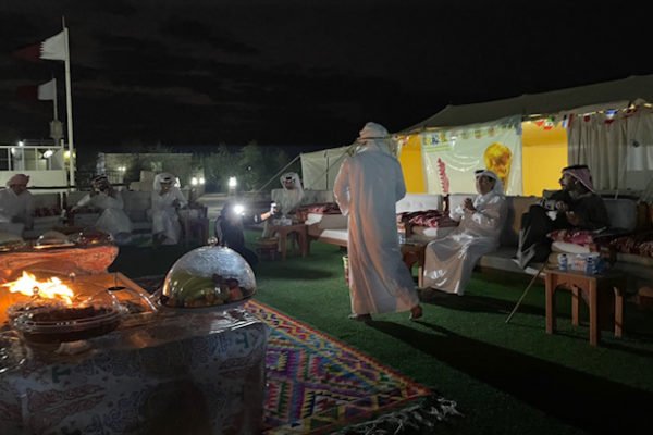 O catari Mohammed Bin Ali Jaber Al Attiyah faz festa para homenagear o Brasil no deserto, perto de Doha