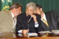 Lula cochicha para Antonio Palocci durante discurso de Luiz Gushiken, em foto tirada em maio de 2003