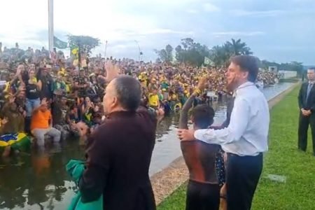 Bolsonaro com apoiadores e líder religioso