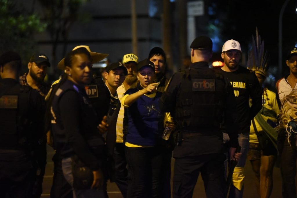 Cenário De Guerra: Bolsonaristas Tentam Invadir Sede Da PF E Espalham ...